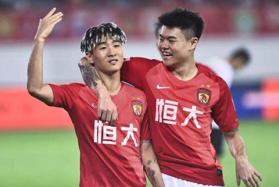 更且，男性质素在导演的控制下缝合了每个美感交易的点一从(角色作为)景观到(角色作为)观看者，从蹂躏的感觉到团结的感觉。
